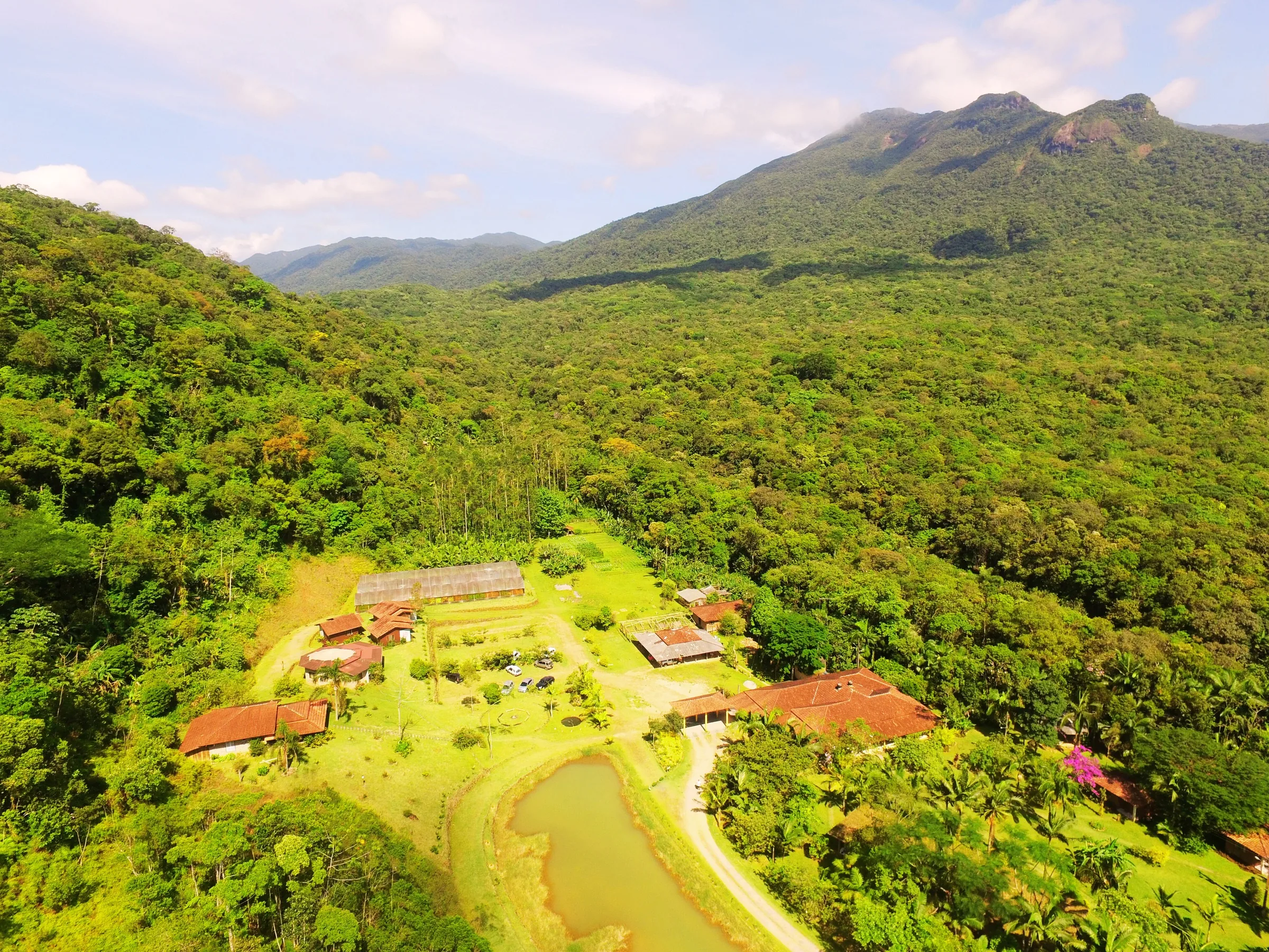 Entrada pela estrada de terra